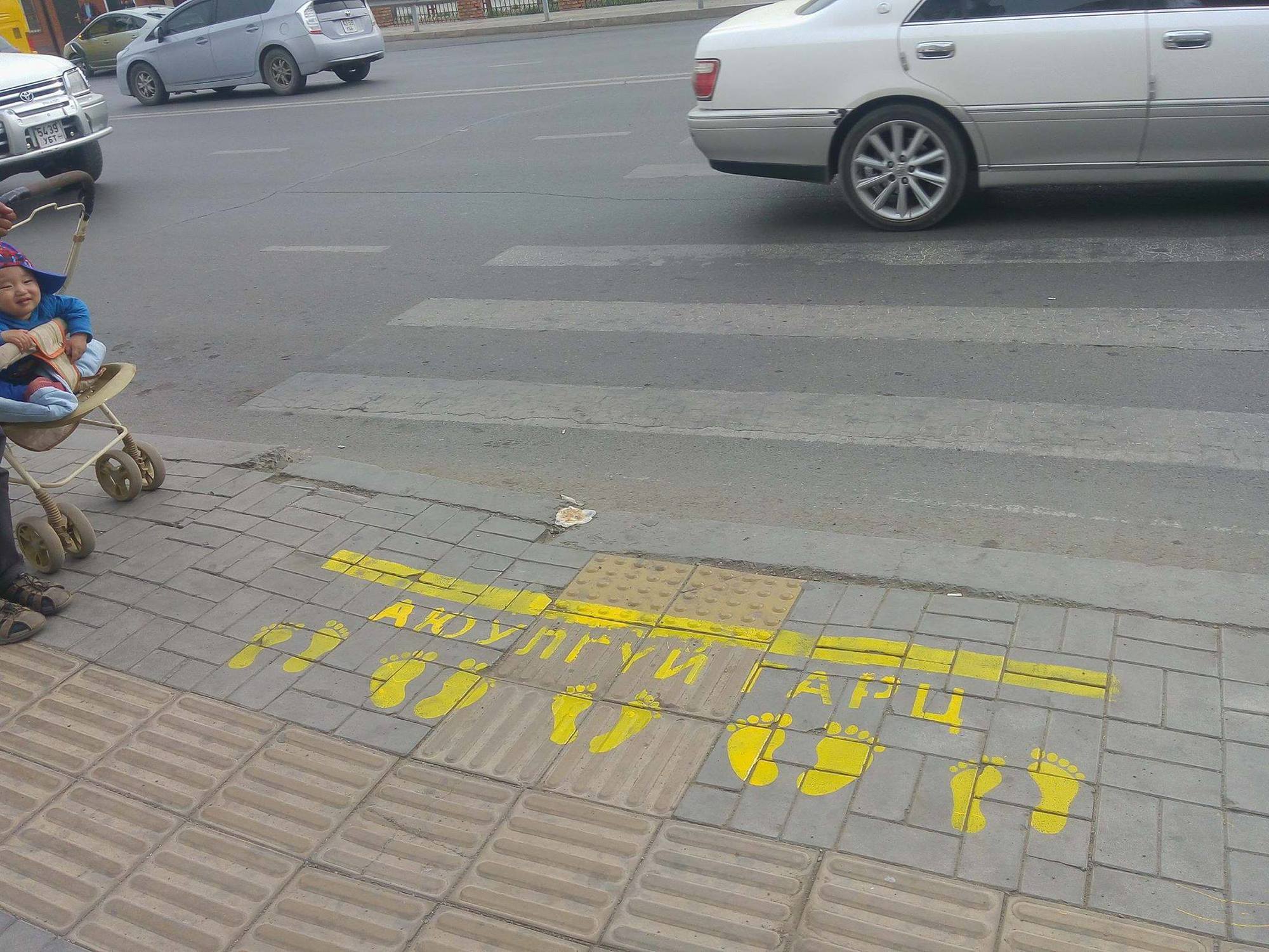 Явган хүний гарц дээрх бяцхан хөлгүүд...