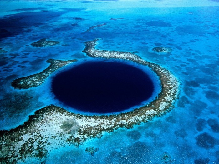14. Белизский Барьерный риф. Большая голубая дыра. (Eric Pheterson) земля, природа