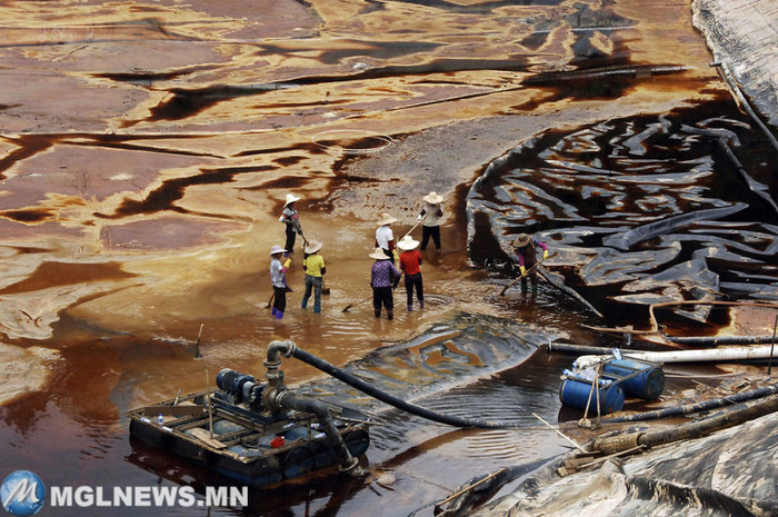 37. Рабочие пытаются очистить водный объект от нефтяного разлива, провинция Фуцзянь, Китай загрязнение, мир, фото