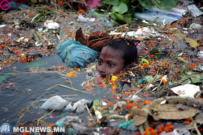 10. Мальчик, плавающий в загрязненном водоеме, Индия  загрязнение, мир, фото