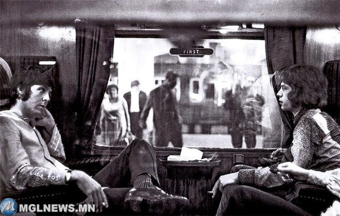 15. Пол Маккартни и Мик Джаггер в поезде на Юстонском вокзале перед поездкой в Бангор. 1967 год. история, неизвестные фото, фото