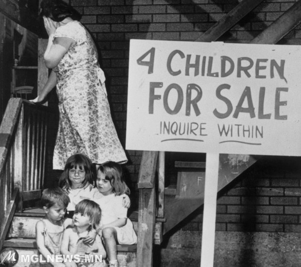 4. Мать отворачивается, стыдясь того, что ей приходится продавать собственных детей. 1948 год. история, неизвестные фото, фото