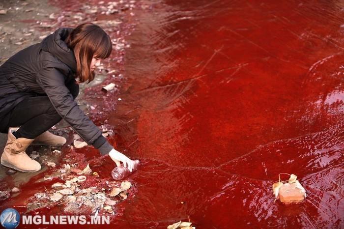 20. Журналист берёт пробу воды из реки Джианше, Китай загрязнение, мир, фото
