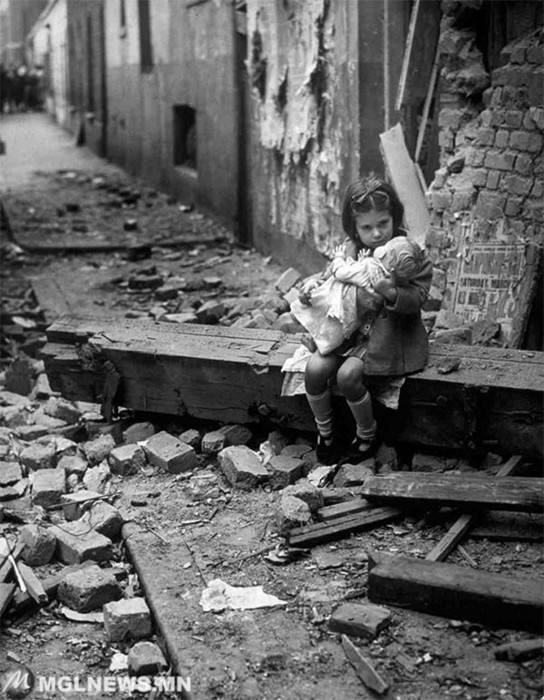 2, Английская девочка, держащая куклу, сидит на развалинах своего разрушенного при бомбёжке дома. 1940 год. история, неизвестные фото, фото