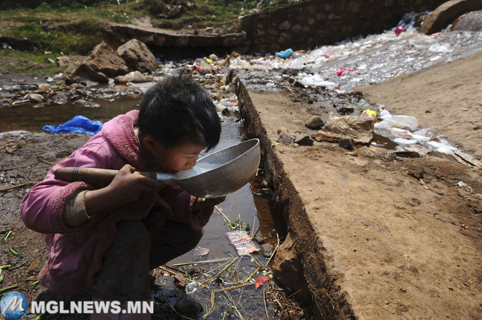 11. Ребёнок пьёт воду из грязного ручья в Фуюань, провинция Юньнань загрязнение, мир, фото