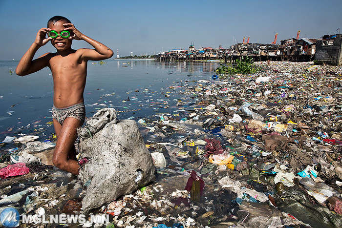 7. Ежедневно этот мальчик собирает пластиковый мусор, чтобы сдать его за 35 центов за кг и помочь своей семье загрязнение, мир, фото